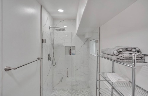 Ives Estates Apartment | Petite Houze W/WI-FI and Parking