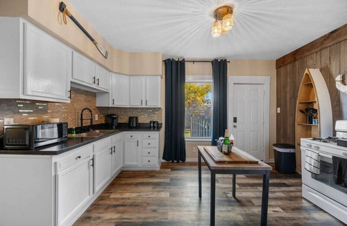 Edgewater Apartment | Pets By The Sea | Themed | Pet-Friendly
