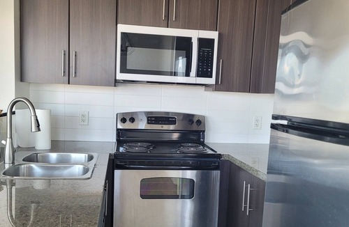 Crosstown Condo | Pets ok View Suite 3 bed (2 bed + den) 2 bath, 1201 Sqft. Rogers Arena Skytrain
