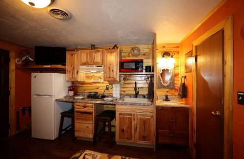 Custer Hotel | Pheasant Dreams Room, kitchenette, Restmore Inn, 2 miles to Hill City