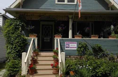 Stettler Bed & Breakfast | Phoenix House B&B