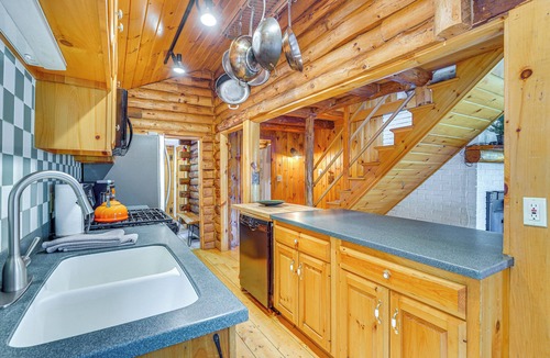 Bridgewater Corners Cabin | Picture-Perfect Vermont Mtn Cabin w/Hot Tub!