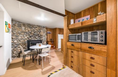 Dunbar House | Picturesque room surrounded by flowers with share spaces