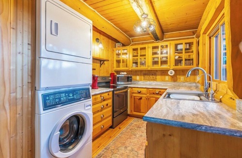 Custer Cabin | Pine Cabin- Log cabin close to Custer