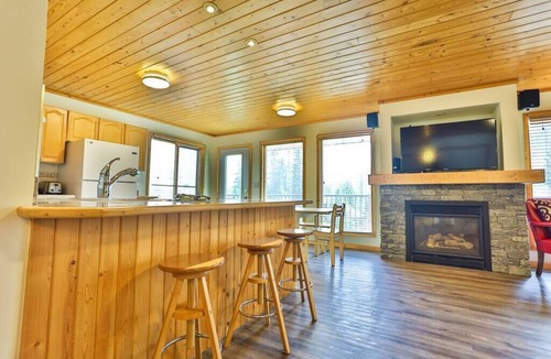 Fernie Apartment | Pine Lodge/Updated/Top Floor/Hot Tub Access