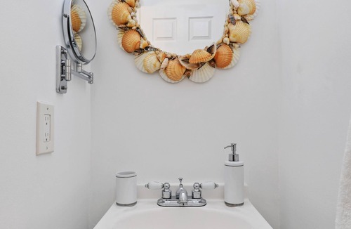 Parrot Cove Cottage | Pineapple Cottage- Historic Parrot Cove