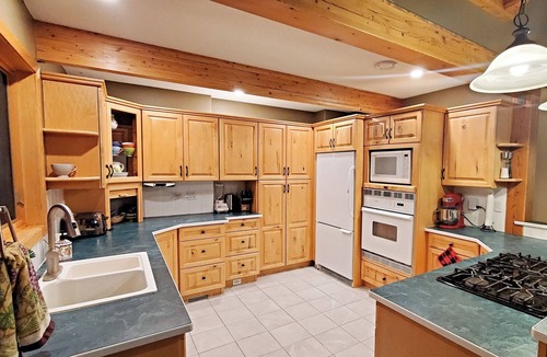 Sunburst Estates Ski Chalet | Pinetree Chalet: 4 bd/ba Expansive View HotTub Tod Mtn Ski-In Spacious