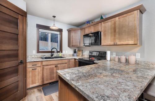 Sturgis House | Pineview Cabin Retreat in the Black Hills- 4 bed, 2 bath