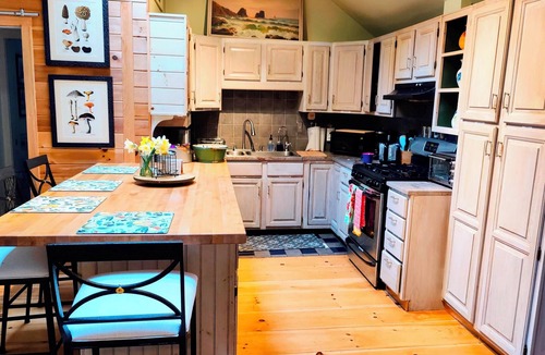Lincolnville House | Pitcher Perfect Truly the perfect LAKEFRONT Maine getaway