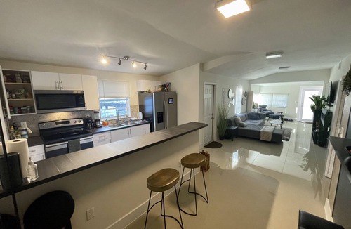 Seybold House | Plush Modern 2 BD Home with Jacuzzi Near Wynwood-Design District