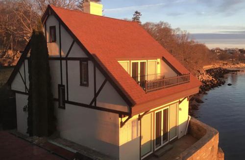 Gloucester Villa | Point Radio Cottage