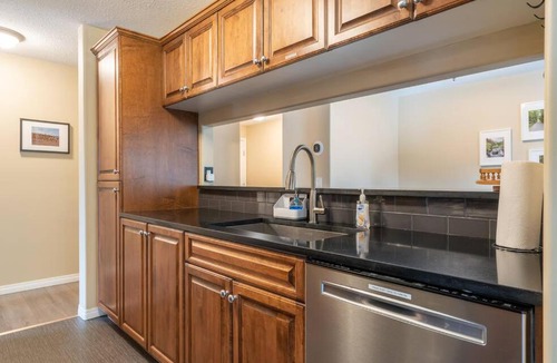 East Kootenay Apartment | Polar Peaks Hot Tub Pool Gas Fireplace
