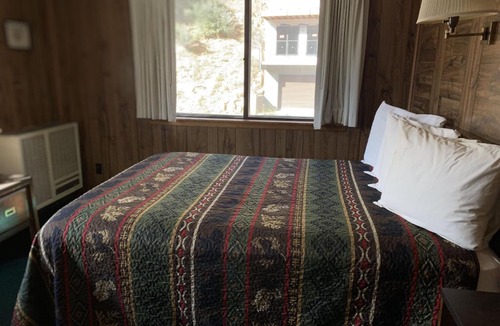 Red River Hotel | Ponderosa Lodge 11AB with High Speed Wifi