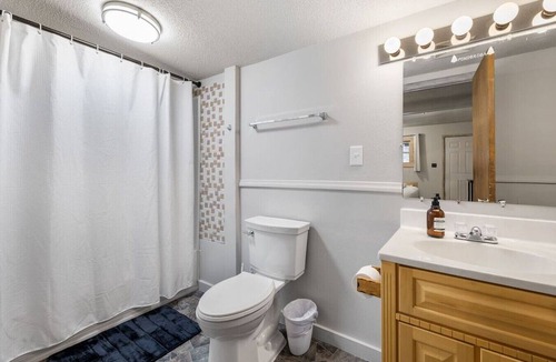 Deadwood Hotel | Ponderosa Pines: Motel Room 18- Peaceful room in the woods