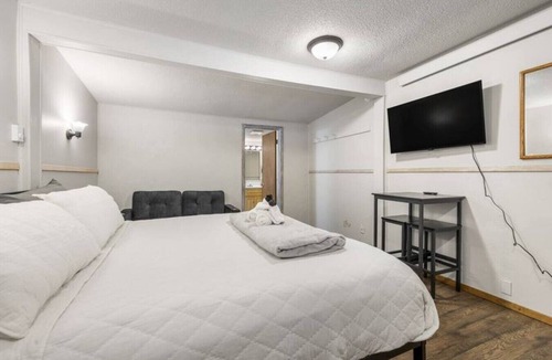 Deadwood Hotel | Ponderosa Pines: Motel Room 18- Peaceful room in the woods