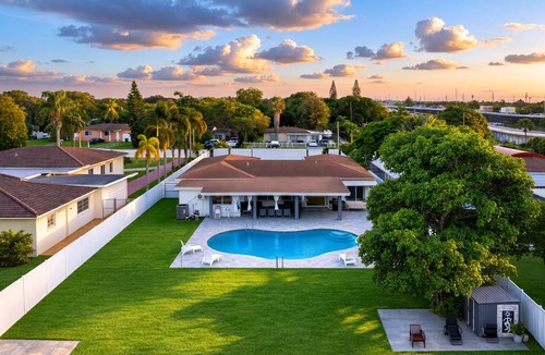 Golden Glades House | Pool Home in North Miami Beach. Everyone gets their own bed !