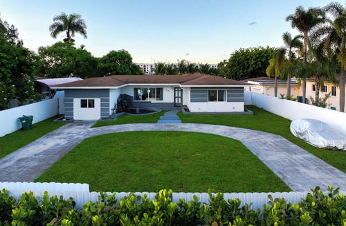 Golden Glades House | Pool Home in North Miami Beach. Everyone gets their own bed !