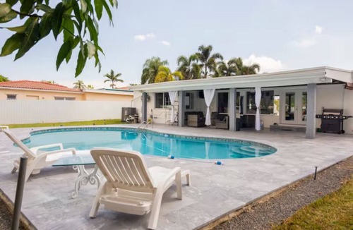 Golden Glades House | Pool Home in North Miami Beach. Everyone gets their own bed !