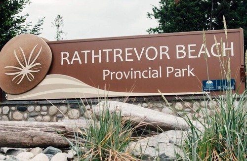Regional District of Nanaimo Cottage | Pool & Hot-tub right across the lane!