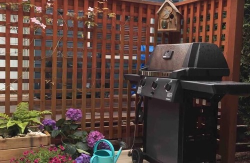Regional District of Nanaimo Cottage | Pool & Hot-tub right across the lane!