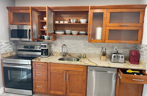 Pompano Beach House | Pool house near the Beach. We’re pet-friendly!