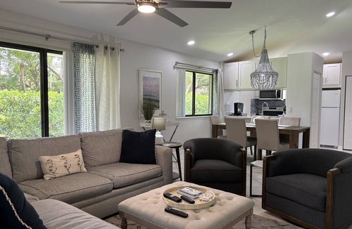 Palm Beach Gardens House | Pool, pond and paradise cottage at PGA National!