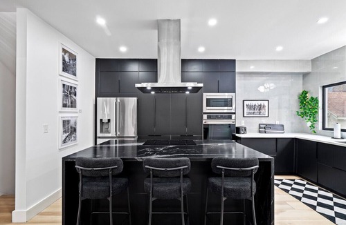 Highland Square House | Pool Table|Hot Tub|Fire Pit|Games|Bunk Slide|Wet Bar