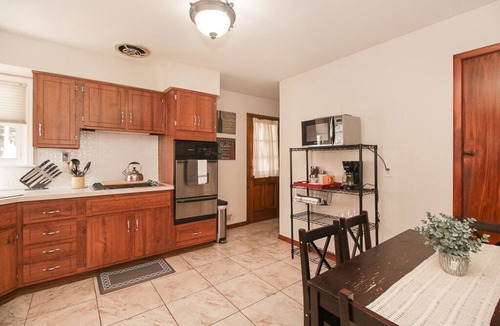 Fairview Park House | Pool Table - Quiet Suburban Family Retreat