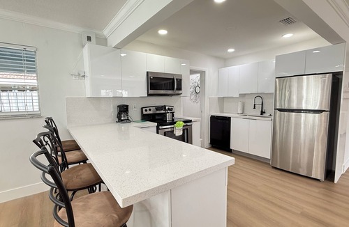 North Andrews Gardens House | Poolside EPIC Fun | Ping Pong Near Beach & Airport