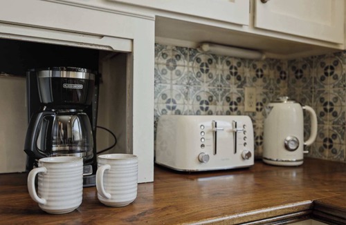 Windsor House | Porter House Victorian | Hot tub & King Suite