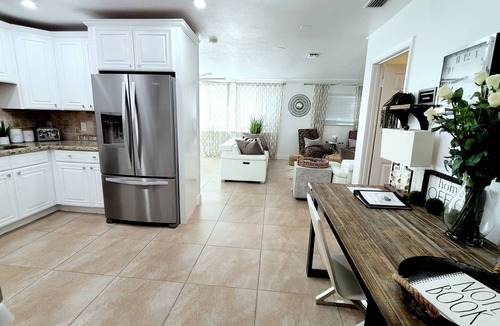 Palm Beach Gardens House | POSHPADZ Hot Tub, Tropical Pool, Pool Floats, 3 Bedrooms, BBQ, Minutes to Beach