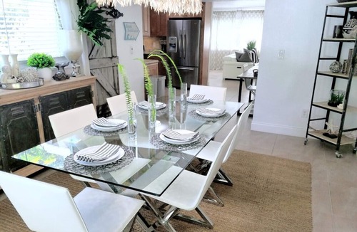 Palm Beach Gardens House | POSHPADZ Hot Tub, Tropical Pool, Pool Floats, 3 Bedrooms, BBQ, Minutes to Beach