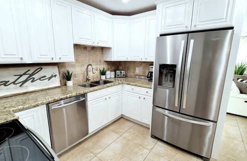 Palm Beach Gardens House | POSHPADZ Hot Tub, HUGE Private Tropical Pool, 3 Bedroom, BBQ Minutes to Beach