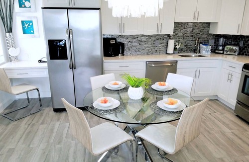 Jupiter Bay Apartment | POSHPADZ -Villa Koalua Walk to Jupiter Beach-Prime Lake Views-Resort Setting
