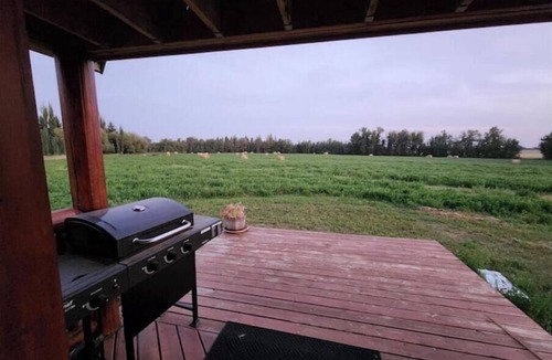 Northeast Edmonton Cabin | Prairie Skies Cabin