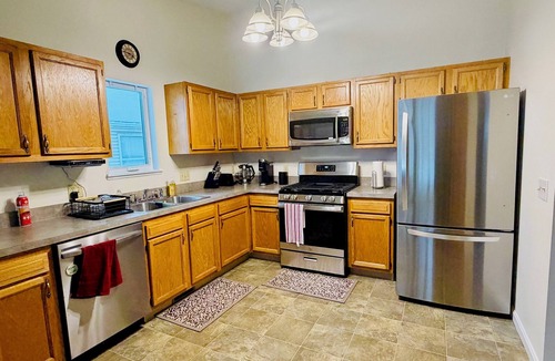 Cuyahoga Falls House | Premier 3 BR Retreat - Close to CVNP, Blossom Center & Boston Hills Ski Resort