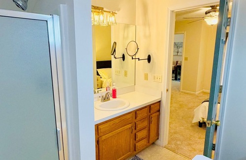 Cuyahoga Falls House | Premier 3 BR Retreat - Close to CVNP, Blossom Center & Boston Hills Ski Resort