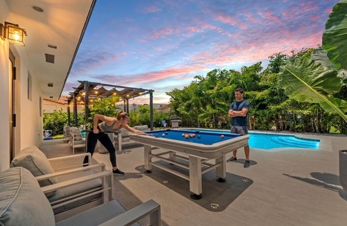 University Park House | Premium 5BR Experience w/BBQ/Court/Games & Fun