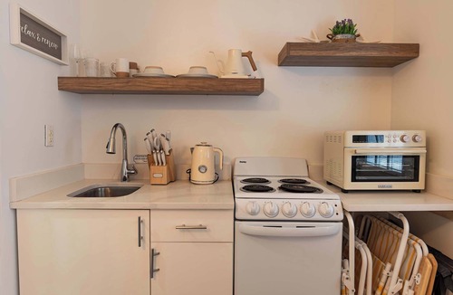 Fort Pierce Shores House | Premium Queen Coastal Kitchen Suite