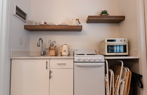 Fort Pierce Shores House | Premium Queen Coastal Kitchen Suite