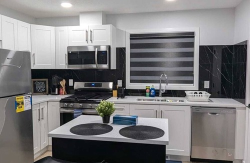 Southwest Edmonton House | President's Choice: Lofty Guest Suite Near Airport