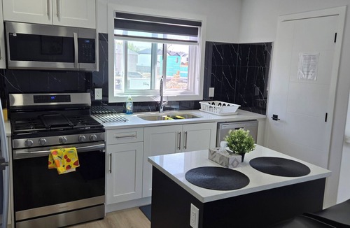 Southwest Edmonton House | President's Choice: Lofty Guest Suite Near Airport