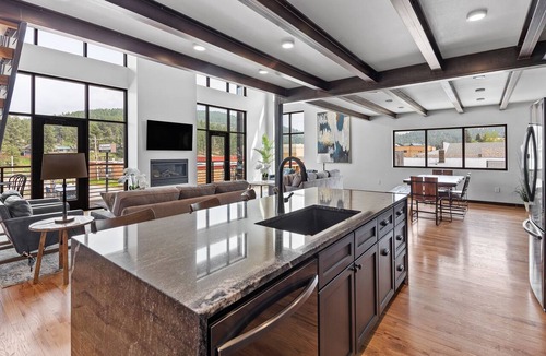 Hill City Apartment | Presidential Luxury Loft 2 Downtown Main