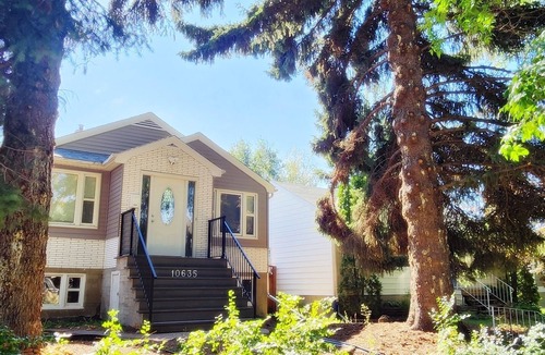 Southwest Edmonton House | Pretty home in the heart of Edmonton. Main floor, Pet-Friendly!