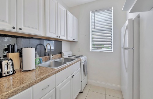 Pineapple Grove Arts District Cottage | PRIME DELRAY BEACH, CHARMING 2 BEDROOM COTTAGE, PETS WELCOME