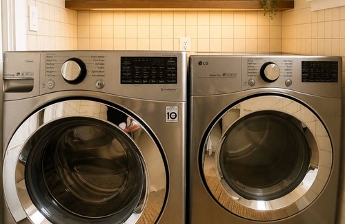 Surrey Newton Apartment | Private 2 bed 1bath spacious suitewith laundry, internet, parking