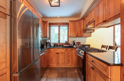 Ludlow House | Private 5BR Mountain Retreat | Walk to Buttermilk Falls, Hot Tub & Fire Pit