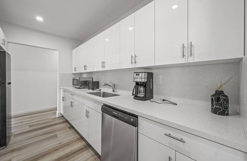 Seybold House | Private Beach Villa Miami with Hot Tub & BBQ, Ping Pong & Pool table