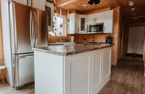Division No. 11 Cabin | Private Cabin by the Creek- Hot tub