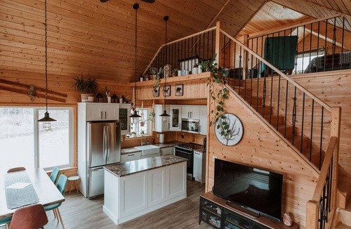 Division No. 11 Cabin | Private Cabin by the Creek- Hot tub